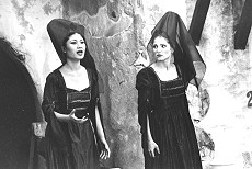 Die Zauberflöte: 1. und 3. Dame kämpfen um den ohnmächtigen Tamino